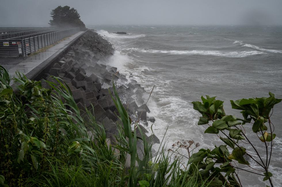 El tifón Nanmadol ha dejado a su paso por la isla de Kyushu, en el suroeste de Japón, dos muertos y una docena de heridos, así como unas 300.000 viviendas sin electricidad, precipitaciones récord e infinidad de ríos en condiciones de desbordarse, según la cadena de radiotelevisión pública NHK. (Foto de Yuichi YAMAZAKI / AFP)