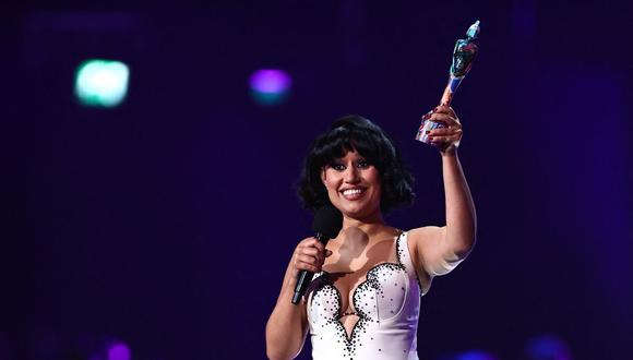 Raye se consagró en los Brit Awards con seis premios, entre ellos Mejor álbum y Artista del año. (Foto: HENRY NICHOLLS / AFP)