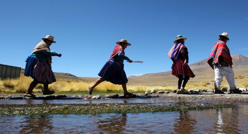 Indígenas aymaras caminan junto a los manantiales de Silala, en el departamento de Potosí, suroeste de Bolivia, a 4 km de la frontera con Chile, el 29 de marzo de 2016. (FOTO AFP / AIZAR RALDES).