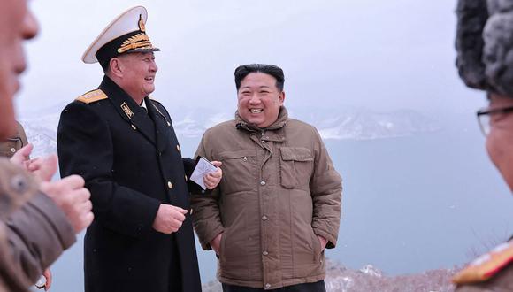 Imagen del 28 de enero de 2024 que muestra al líder norcoreano Kim Jong Un (D) inspeccionando una prueba de fuego del misil de crucero estratégico lanzado desde un submarino "Pulhwasal- 3-31" en un lugar no revelado en Corea del Norte | Foto: STR / KCNA VIA KNS / AFP
