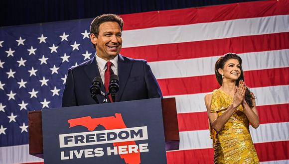 El candidato republicano a gobernador de Florida, Ron DeSantis, con su esposa Casey DeSantis, habla con sus seguidores durante la fiesta nocturna electoral en el Centro de Convenciones de Tampa, Florida. (GIORGIO VIERA - AFP).