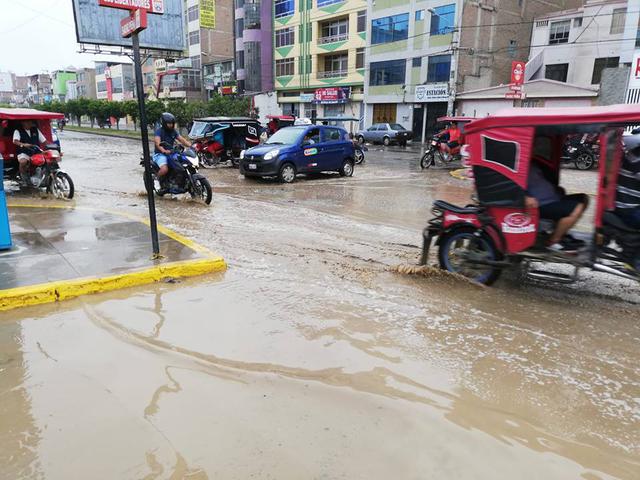 Así luce esta mañana la avenida Sáenz Peña, a la altura de la plaza cívica de José Leonardo Ortiz luego de la intensa lluvia que cayó en Chiclayo durante la madrugada. (Fotos: Chiclayo al Minuto)