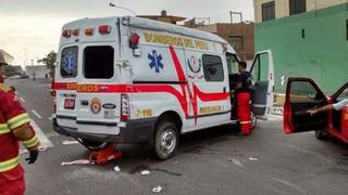 Callao: cinco bomberos heridos en choque de auto con ambulancia