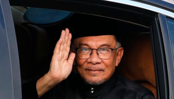 El recién nombrado primer ministro de Malasia, Anwar Ibrahim, saluda a los medios de comunicación a su llegada a la Plaza Nacional en Kuala Lumpur, Malasia, el jueves 24 de noviembre de 2022.