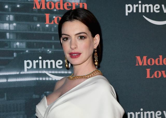 Anne Hathaway asistió a la premiere de su próxima película "Modern Love" y cautivó con un look impresionante. Mira más detalles de lo que utilizó a lo largo de la galería. (Foto: AFP)