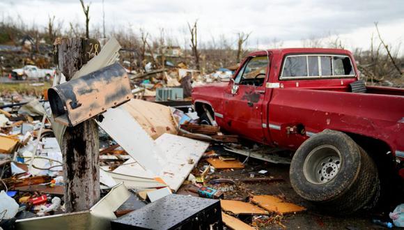 Un buzón se encuentra frente a donde una vez estuvo una casa después de que un devastador brote de tornados arrasó varios Estados Unidos. estados en Earlington, Kentucky, EE.UU. (REUTERS / Cheney Orr).