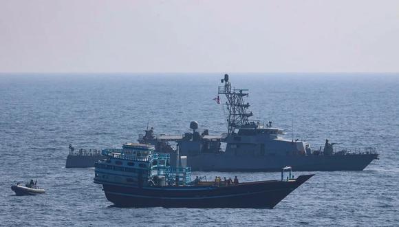 La marina de Estados Unidos intercepta en el Golfo de Omán un barco procedente de Irán. (US Navy).