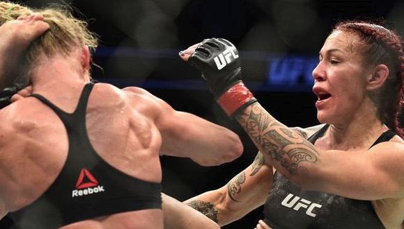 Cris Cyborg ganó a Holly Holm en UFC 219 y retiene Título Pluma. (Foto: AFP)