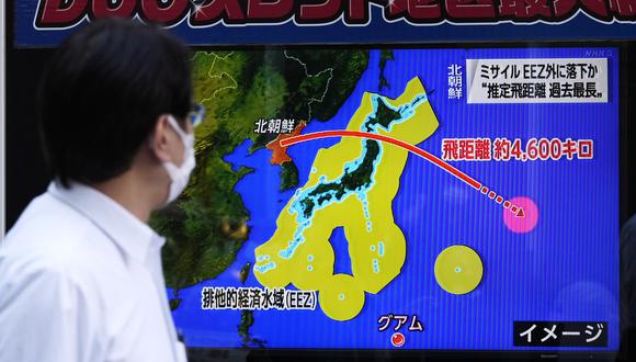 Un hombre se para a mirar una infografía sobre el lanzamiento de un misil balístico de Corea del Norte que sobrevoló territorio japonés, este martes en Tokio (Japón). (Foto: EFE/ Kimimasa Mayama)