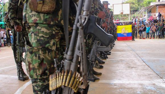 Disidentes de las FARC asisten al funeral de Yohani Noscue, alias Mayimbu, en Cauca, Colombia, el 3 de noviembre de 2022. (Foto referencial, Camilo FAJARDO / AFP).