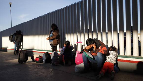 La frontera sur de Estados Unidos vive desde hace meses una oleada sin precedentes en la última década de migrantes, en su mayoría familias centroamericanas solicitantes de asilo. (Foto: AP)