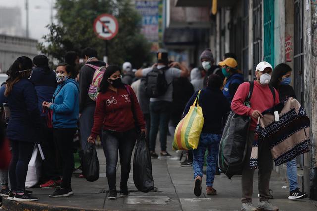 Cientos de ambulantes se resistieron esta mañana a abandonar la avenida Grau y calles aledañas del distrito de La Victoria.  (Foto: Ángela Ponce)