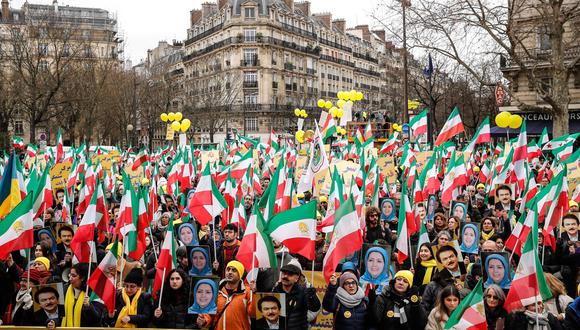Cientos de simpatizantes del Consejo Nacional de Resistencia de Irán participan en una manifestación en el 44 aniversario de la revolución iraní contra Shahh Reza Pahlavi, en París, Francia, el 12 de febrero de 2023. (Foto de EFE/EPA/TERESA SUAREZ)