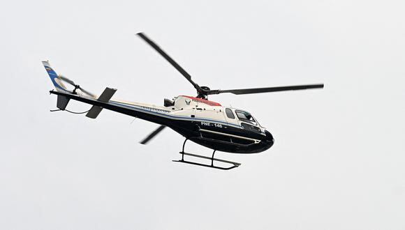 Un helicóptero de la policía ecuatoriana sobrevuela Guayaquil, Ecuador, el 9 de enero de 2024. (Foto de Marcos PIN / AFP)