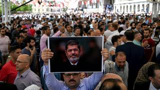 Miles participan en oración en memoria de Mohamed Mursi en Turquía | FOTOS