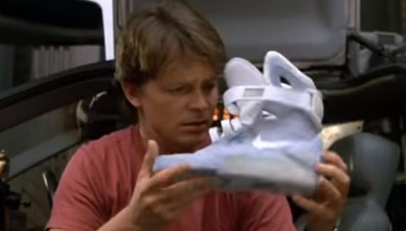 Escena donde Michael J.Fox usa las famosas zapatillas de Nike en "Volver al futuro 2" de 1989.
