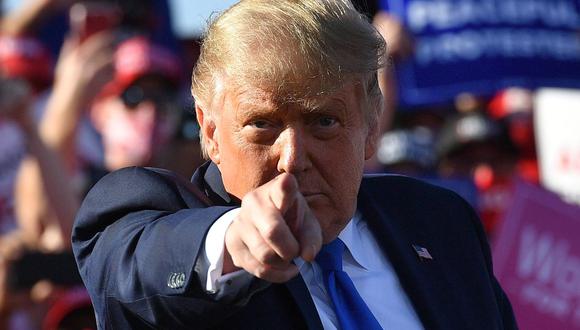 El presidente de Estados Unidos, Donald Trump, hace gestos mientras habla durante un mitin en el aeropuerto de Carson City en Carson City, Nevada, el 18 de octubre de 2020. (Foto de MANDEL NGAN / AFP).