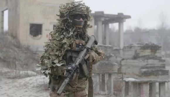 Soldado ucraniano realizando maniobras. (Getty Images).