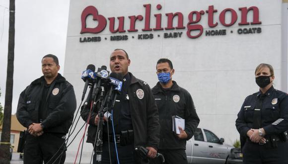 La capitana de PIO del Departamento de Policía de Los Ángeles Stacy Spell, segunda desde la izquierda, habla en una conferencia de prensa en el lugar donde dos personas fueron alcanzadas por disparos en un tiroteo en una tienda de Burlington, California. (Foto: AP/ Ringo HW Chiu)