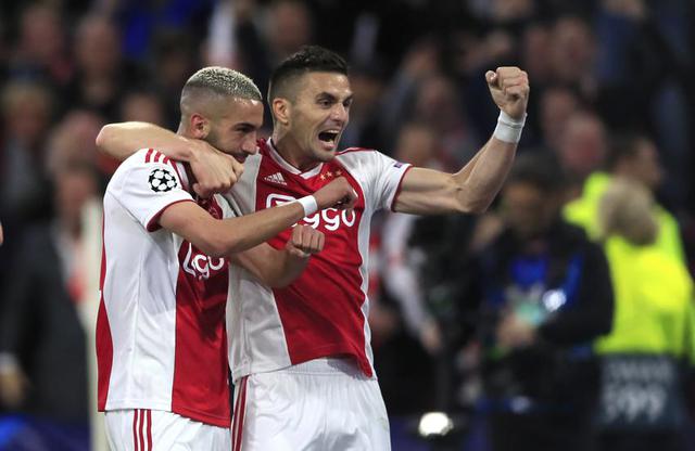 Hakim Ziyech y Dušan Tadić celebrando el segundo gol del Ajax. (Foto: AP)