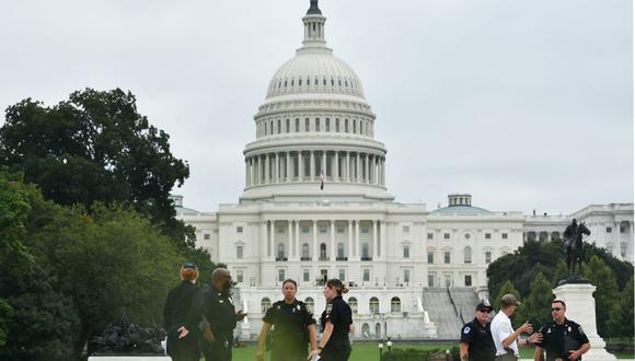 La policía frente al Capitolio de Estados Unidos en Washington, DC, el 16 de septiembre de 2021. (MANDEL NGAN / AFP).