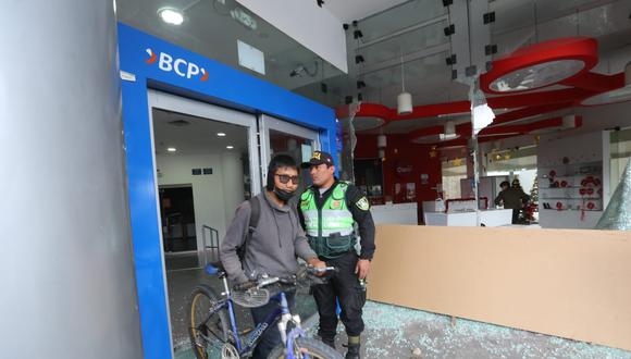 Oficinas del BCP y Claro fueron apedreadas por manifestantes. (Foto: GEC)