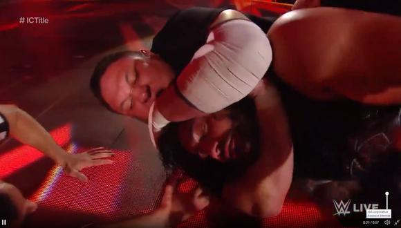 En WWE Raw, Samoa Joe sorprendió a Roman Reigns con una llave de rendición. (Foto: captura de video)
