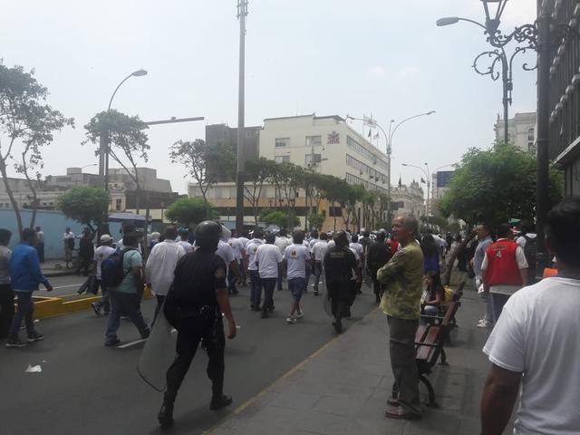 Galleros dejaron un documento en el Tribunal Constitucional ante la posible prohibición de las peleas de gallo. (Foto: Yasmin Rosas / El Comercio)