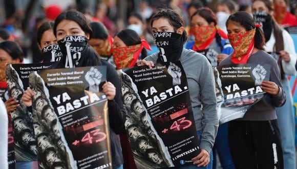 Padres y madres de los 43 jóvenes desaparecidos de Ayotzinapa realizan una manifestación multitudinaria para conmemorar el noveno aniversario del caso. (EFE/Sáshenka Gutiérrez).