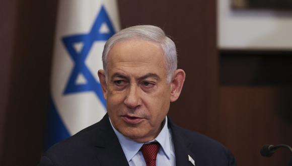 El primer ministro israelí, Benjamin Netanyahu, encabeza la reunión semanal del gabinete en su oficina en Jerusalén el 10 de diciembre de 2023. (Foto de RONEN ZVULUN / POOL / AFP)