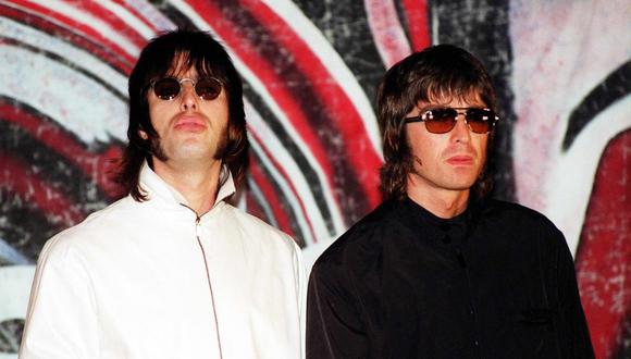 Liam (izquierda) Noel Gallagher participaron en la agrupación Oasis entre 1991 y 2009. Esta foto fue tomada el 25 August 1999 durante una conferencia de prensa. (Foto: AFP)