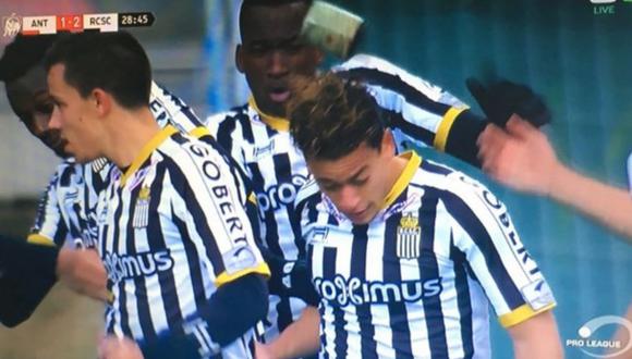 Cristian Benavente recibió el impacto de un proyectil durante la celebración de su segundo gol con Sporting Charleroi. El atacante peruano quedó adolorido en el campo tras el golpe. (Foto: @hlnsport)