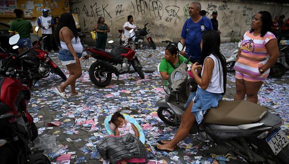Un bebé duerme en la calle cubierto de folletos políticos, en la favela Mare, durante las elecciones legislativas y presidenciales, en Río de Janeiro, Brasil, el 2 de octubre de 2022.  (Foto de CARL DE SOUZA / AFP)