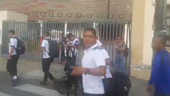 Joel Alarcón y su equipo arbitral llegaron caminando y sin seguridad al Estadio Nacional para el partido Alianza vs Vallejo | Foto: Captura de video