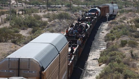 Migrantes viajan sobre el tren conocido como "La Bestia", el 29 de septiembre de 2023, en Ciudad Juárez, Chihuahua, México. (Foto de Luis Torres / EFE)