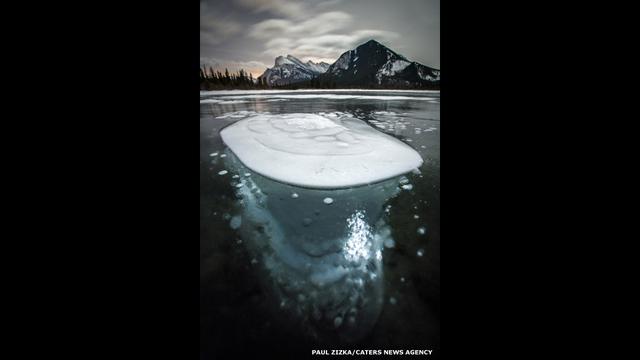 Las impresionantes formas de las burbujas atrapadas en el hielo - 3