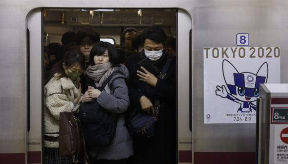 El primer caso de un infectado por el coronavirus detectado en Japón se conoció a mediados de este mes en la prefectura de Kanagawa, al sur de Tokio. En la imagen, un tren lleno de personas con el letrero que promociona los Juegos Olímpicos de Tokio. (Foto: AP).