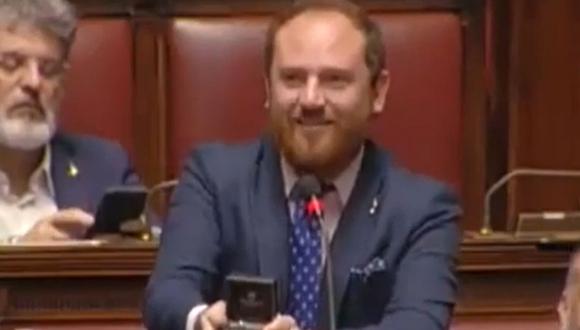 Un diputado italiano le propuso matrimonio a su novia en plena sesión del Parlamento | Captura de video YouTube
