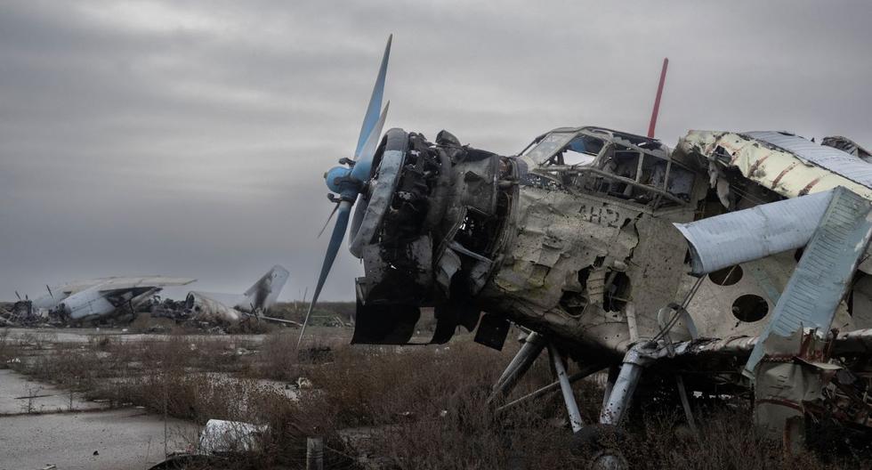 Esta fotografía tomada el 20 de noviembre de 2022 muestra un avión dañado junto a otros destruidos en el Aeropuerto Internacional de Kherson, en Ucrania. (BULENT KILIC / AFP).