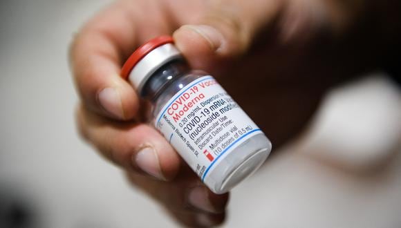 Especialistas denunciaron que el Minsa habría utilizado cantidades mayores a los 100 microgramos al colocar una cuarta dosis con la vacuna de la empresa Moderna. (Foto: AFP)