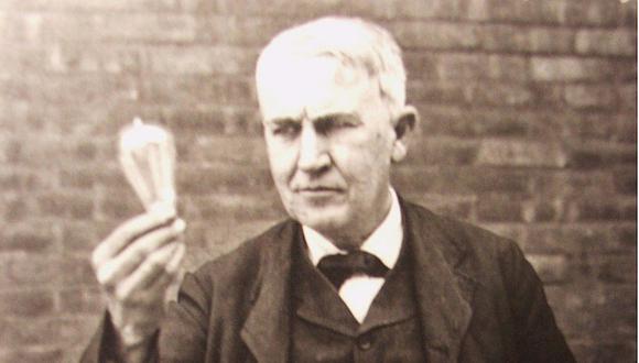 Las invenciones de Thomas Alva Edison contribuyeron al desarrollo de la Revolución Industrial.