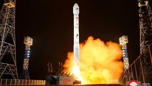 El lanzamiento de un cohete que transporta el satélite espía Malligyong-1 de Corea del Norte, el 21 de noviembre de 2023. (KCNA vía REUTERS).