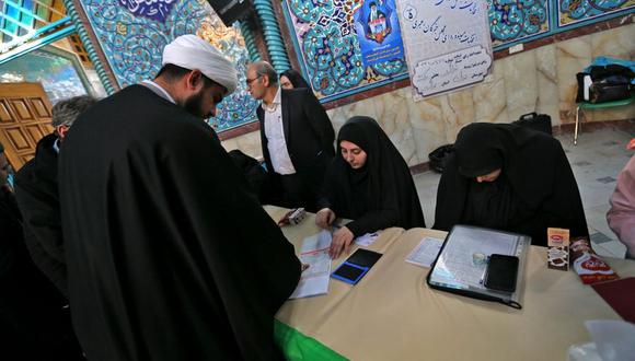 Un hombre iraní vota durante las elecciones parlamentarias en un colegio electoral en Teherán. (AFP)