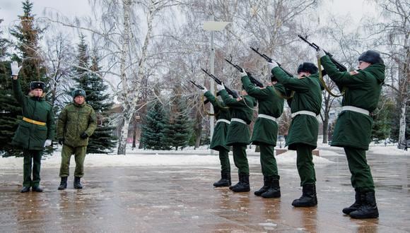 Los guardias de honor hacen un saludo de despedida durante una ceremonia en memoria de los soldados rusos muertos en el curso del conflicto militar entre Rusia y Ucrania. REUTERS/Albert Dzen