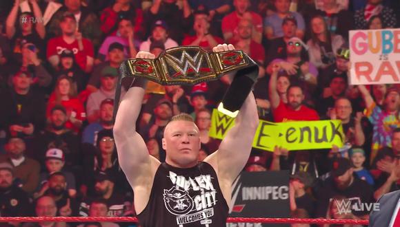 Brock Lesnar exhibiendo su cinturón de campeón. (Foto: WWE)