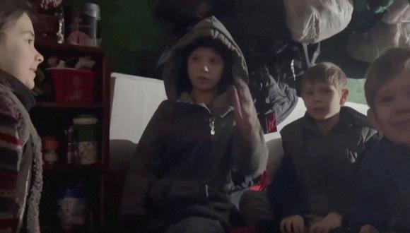 Los niños conversan mientras se refugian en medio de la invasión rusa de Ucrania en un búnker que, según el Batallón Azov de Ucrania, se encuentra en la acería Azovstal en Mariupol, Ucrania.