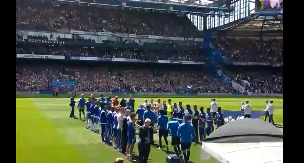 Chelsea realizó el tradicional pasillo al Leicester campeón de la Premier League. (Foto: Vine)
