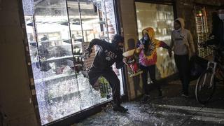 Nueva York impone toque de queda debido a violentas protestas y saqueos
