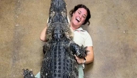 Este es el preciso momento en que el enorme caimán abraza a su cuidadora. | Foto: The Reptil Zoo