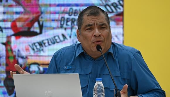 El expresidente ecuatoriano Rafael Correa habla durante un acto en la plaza Bolívar, frente al Palacio Federal Legislativo, en Caracas, el 9 de marzo de 2023. (Foto de Federico PARRA / AFP)